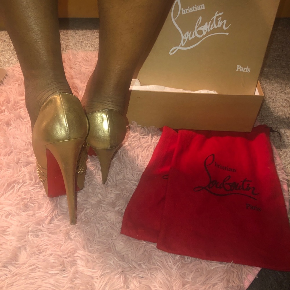 Beautiful AUTHENTIC Red Bottom Heels ♥️